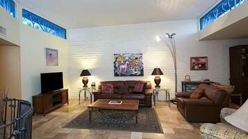 Condo, 3 Bedrooms | Ruang tamu | Pemain DVD