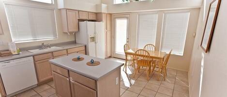 Appartement, 2 slaapkamers | Privékeuken | Een koelkast, een microgolfoven, een koffiezetapparaat/waterkoker