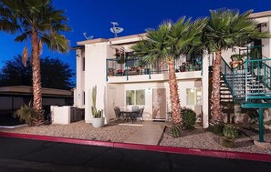 Fassade der Unterkunft – Abend/Nacht