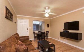 Apartment, 2 Schlafzimmer | Wohnbereich | DVD-Player