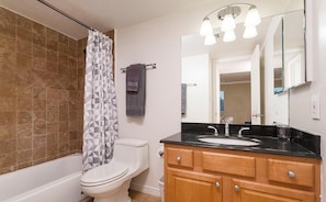 Condo, 2 habitaciones | Baño | Tina con regadera y toallas