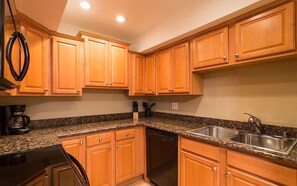 Condo, 2 habitaciones | Cocina privada | Refrigerador, microondas y cafetera y tetera 