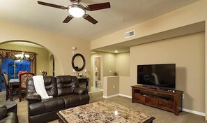 Condo, 2 habitaciones | Área de sala de estar | Reproductor de DVD
