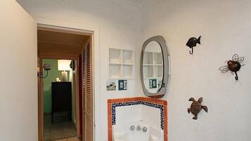 Kondominium, 2 kamar tidur | Kamar mandi | Kombinasi shower/bathtub dan handuk