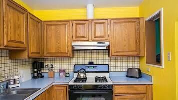 Kondominium, 2 kamar tidur | Dapur pribadi | Lemari es, microwave, dan mesin pembuat kopi/teh