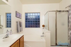 Condo, 3 habitaciones | Baño | Tina con regadera y toallas 