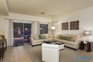 Condo, 3 habitaciones | Área de sala de estar | Reproductor de DVD