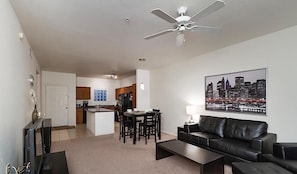 Condo, 1 chambre | Aire de séjour | Lecteur de DVD
