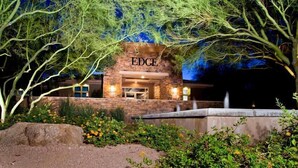Un bâtiment sur lequel le nom « EDGE » est clairement affiché au-dessus de l’entrée.