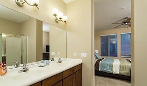 Condo, 3 chambres | Salle de bain | Ensemble baignoire-douche, serviettes fournies