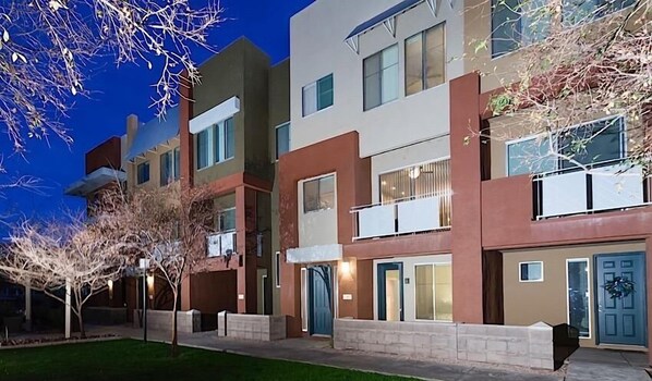 Un immeuble résidentiel à plusieurs étages, doté d’un style architectural moderne, avec des balcons et de grandes fenêtres.