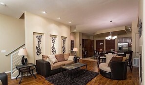 Condo, 3 chambres | Aire de séjour | Lecteur de DVD