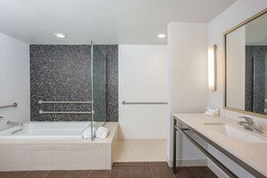 Suite, 1 très grand lit, accessible aux personnes à mobilité réduite (Hearing) | Salle de bain