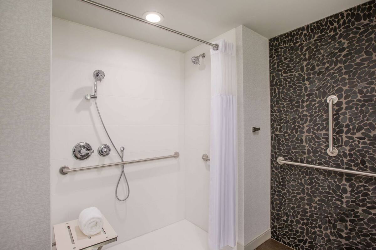 Salle de bain | Douche, serviettes fournies