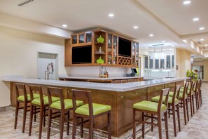 Bar (on property) - Hilton Garden Inn Olympia (Olympia)