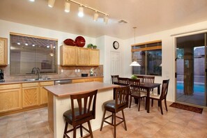 House, 3 Bedrooms | In-room dining