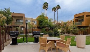 BBQ/picnic area - Endless Summer By Signature Vacation Rentals (Scottsdale)