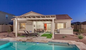 Outdoor pool - Enchanted By Signature Vacation Rentals (Surprise)