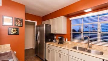 Kondominium, 2 kamar tidur | Dapur pribadi | Lemari es, microwave, dan mesin pembuat kopi/teh