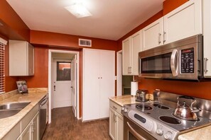 Condo, 2 Bedrooms | Private kitchen | Fridge, microwave, coffee/tea maker - Encanto Bungalow By Signature Vacation Rentals (Phoenix)