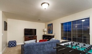 House, 6 Bedrooms, Pool View | Living area