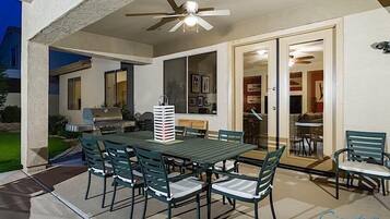 House, 6 Bedrooms, Pool View | In-room dining