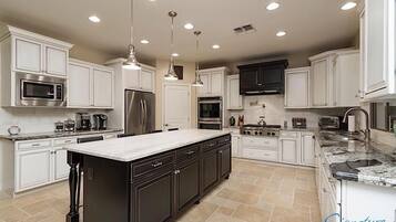House, 6 Bedrooms, Pool View | Private kitchen | Fridge, microwave, coffee/tea maker