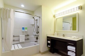Perlengkapan mandi gratis, pengering rambut, jubah mandi, dan handuk