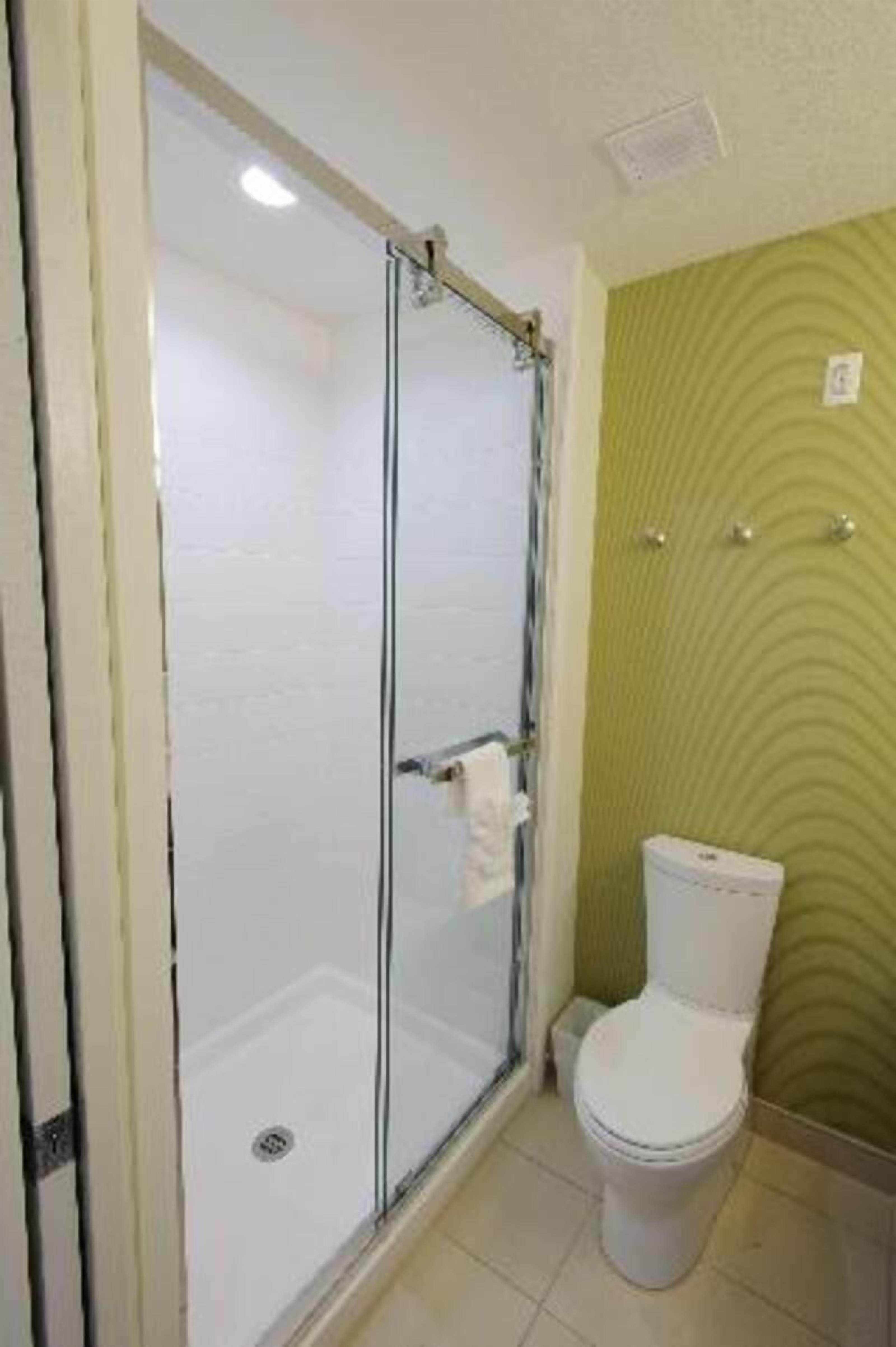 Bathroom | Free toiletries, hair dryer, bathrobes, towels