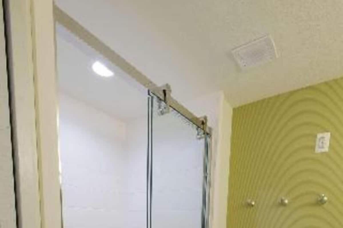 Bathroom | Free toiletries, hair dryer, bathrobes, towels
