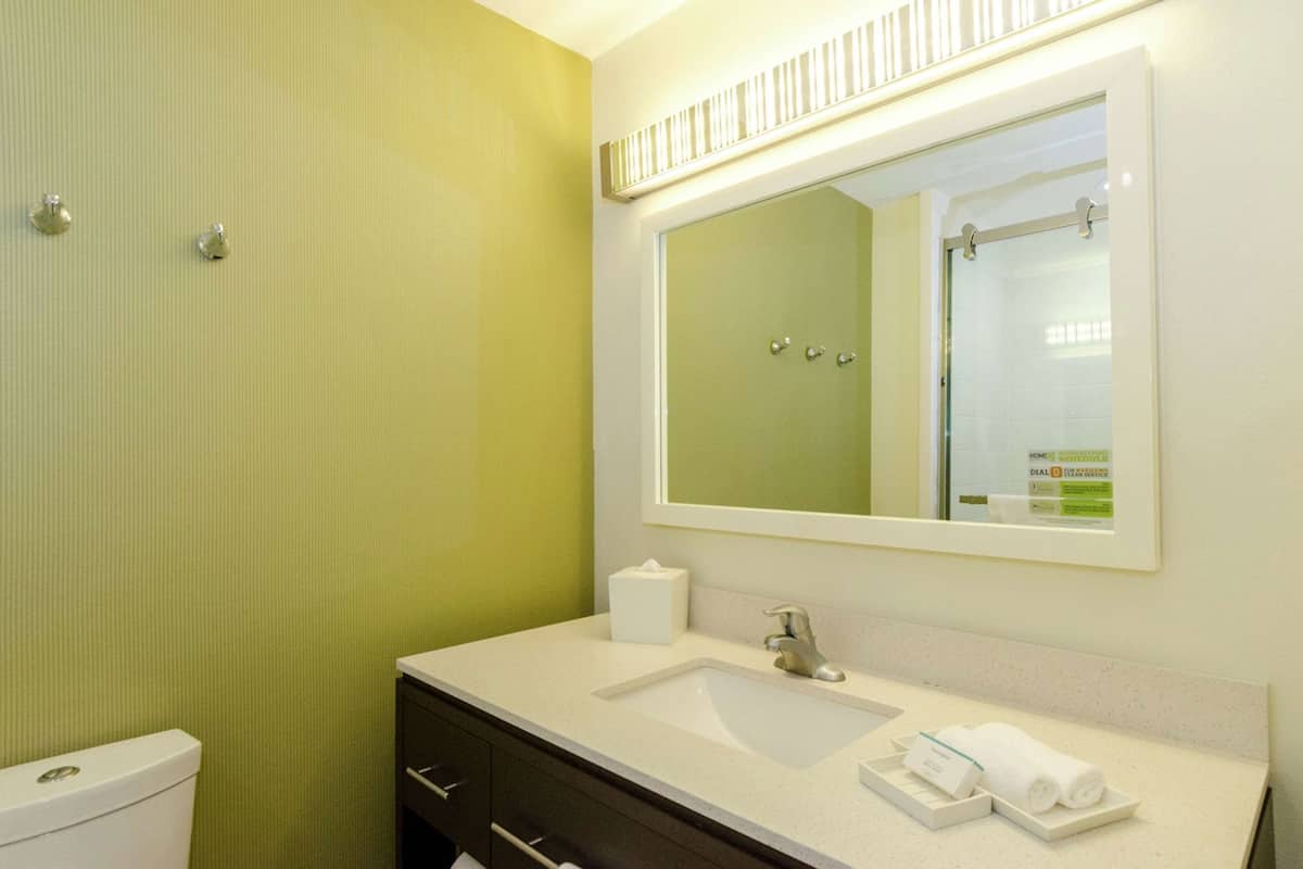 Bathroom | Free toiletries, hair dryer, bathrobes, towels