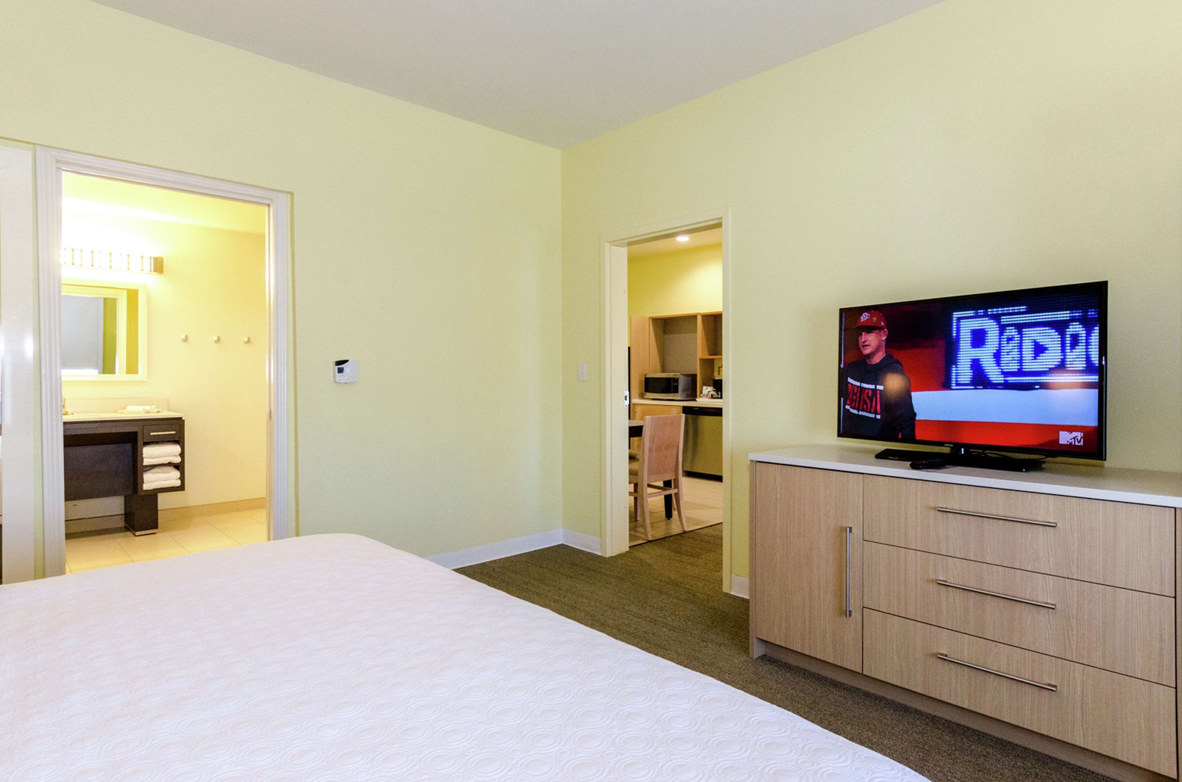 suite, 1 king bed, accessible, non smoking | in-room safe, desk, laptop workspace, blackout curtains