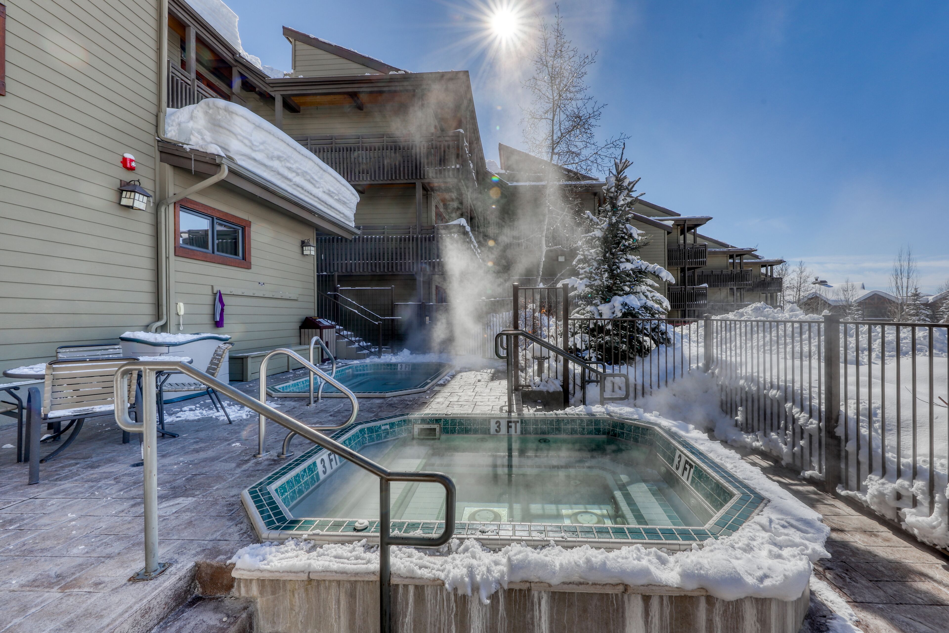 Appart'hôtel, 2 chambres, bain à remous, vue montagne (Lodge at Steamboat B102) | Piscine | Piscine extérieure