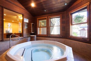 Indoor spa tub - The Lodge at Steamboat (Steamboat Springs)