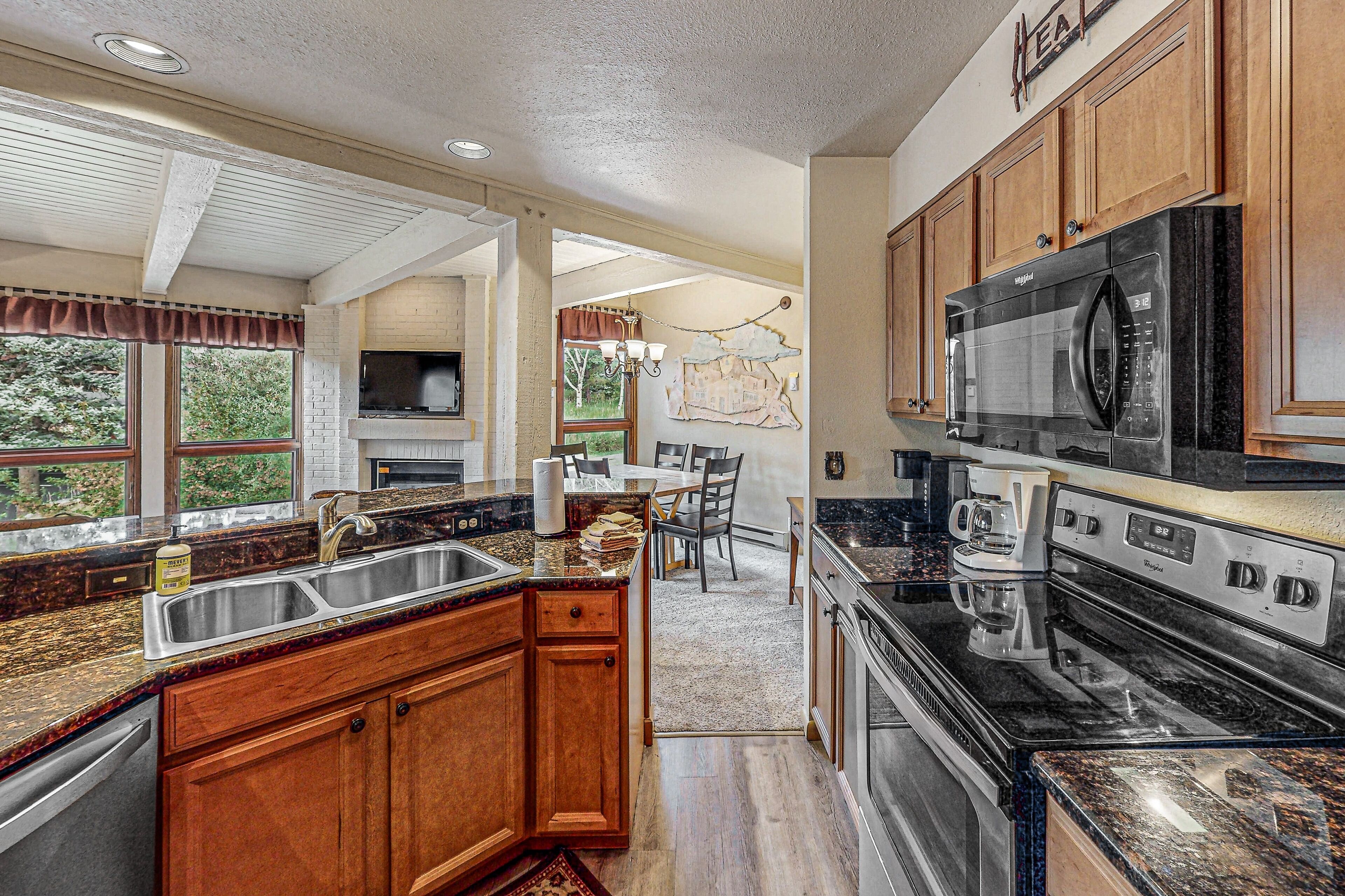 Suite, 2 Bedrooms | Private kitchen | Fridge, microwave, oven, coffee/tea maker