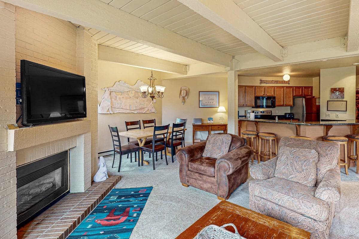 Suite, 2 Bedrooms | Living area | TV