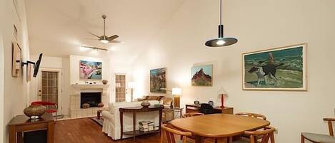 Apartment, 3 Schlafzimmer | Essbereich im Zimmer