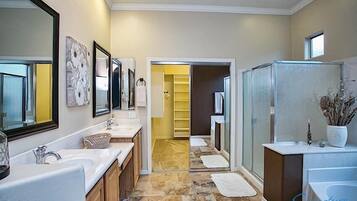 Condo, 4 Bedrooms | Bathroom | Combined shower/bathtub, towels