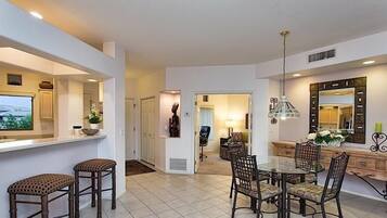 Condo, 3 Bedrooms, Mountain View | In-room dining
