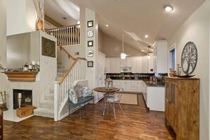 Condo, 3 Bedrooms, Pool View