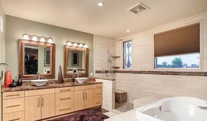 Condo, 3 chambres | Salle de bain | Ensemble baignoire-douche, serviettes fournies