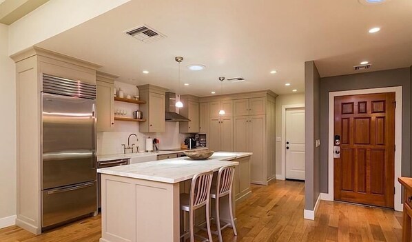 Condo, 2 habitaciones | Cocina privada | Refrigerador, microondas y cafetera y tetera