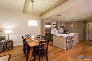 Condo, 2 habitaciones | Servicio a la habitación