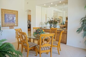 House, 3 Bedrooms | In-room dining