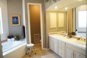 Casa, 3 habitaciones | Baño | Tina con regadera y toallas