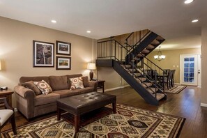 Condo, 3 Bedrooms | Ruang tamu | Pemain DVD