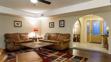 House, 3 Bedrooms | Living area