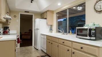 House, 3 Bedrooms | Private kitchen