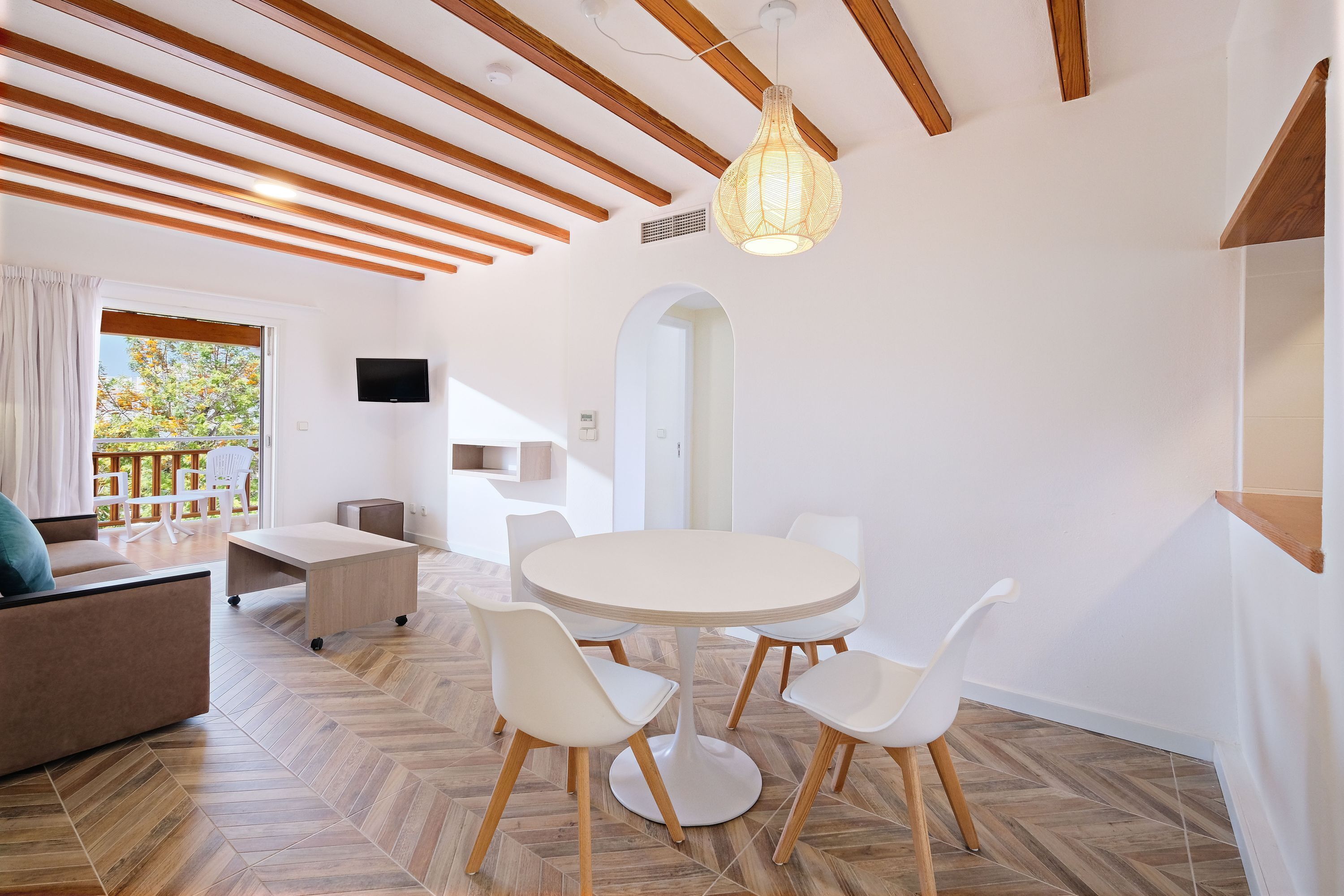 Caja de seguridad en la habitación y tabla de planchar con plancha 