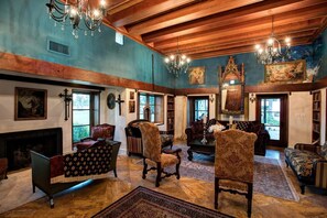 คอนโด, 5 ห้องนอน | บริเวณนั่งเล่น | เครื่องเล่นดีวีดี